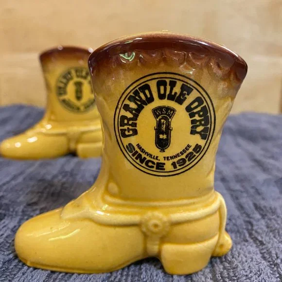 Grand Ole Opry Souvenir Salt and Pepper Shakers. - Picture 2 of 5